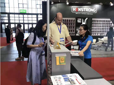 天金岡技術經理周艷玲女士為國外客戶講解產品