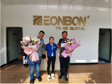 玉寰包裝伍曼女士與國(guó)外客戶(hù)合影