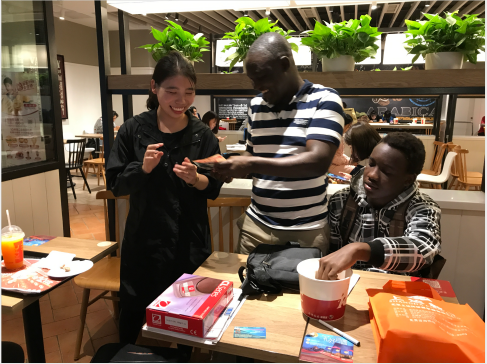 工具柜廠家天金岡外貿(mào)專(zhuān)員與國(guó)外客戶(hù)合影